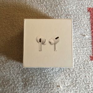 Apple AirPod Pro (2nd generation) w/MagSafe Charging Case